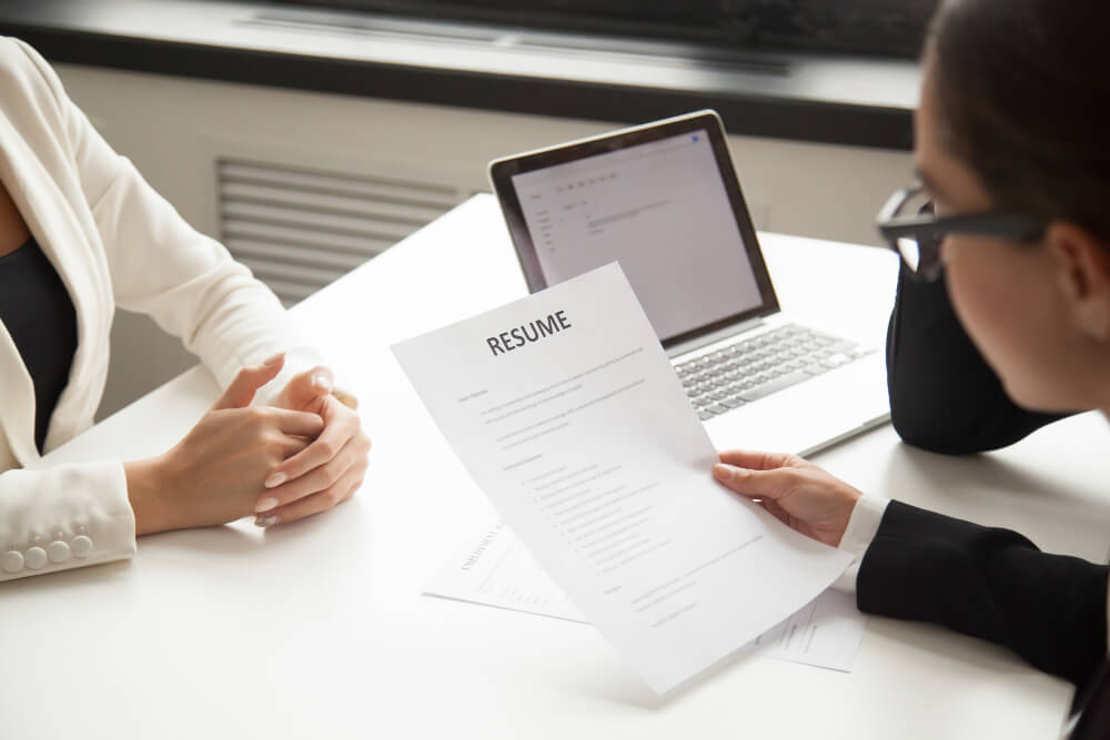 Angajat HR intern vs. servicii externalizate